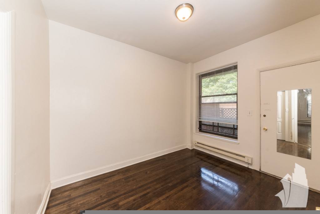 Apartment for rent at 837 W Cornelia Ave, Chicago, IL 60657