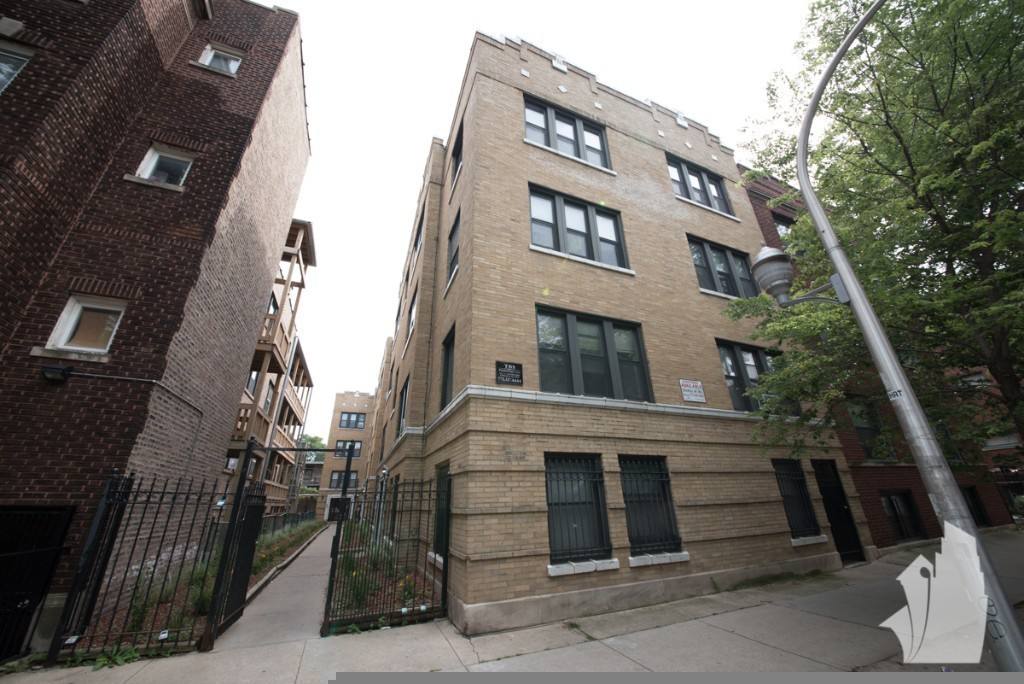 Apartment for rent at 837 W Cornelia Ave, Chicago, IL 60657