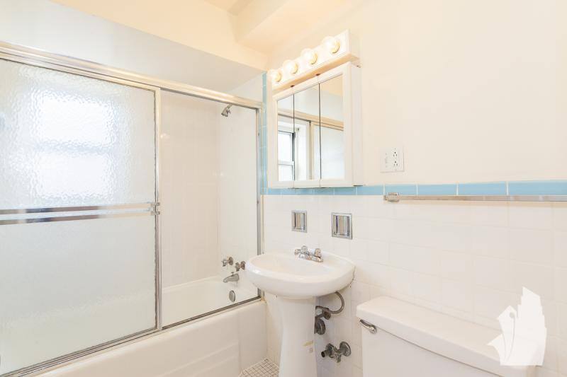 Apartment for rent at 6401 N Sheridan Rd, Chicago, IL 60626