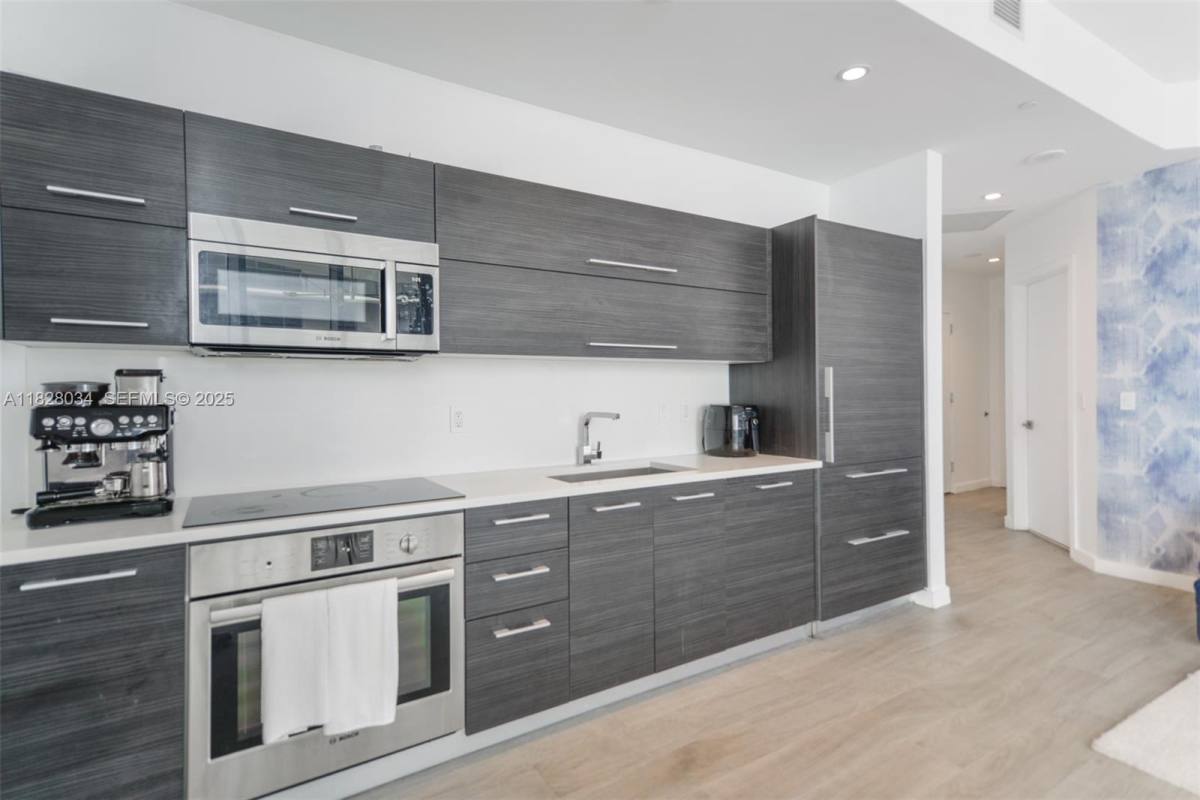 Apartment for rent at 45 SW 9th St #4108, Miami, FL 33130
