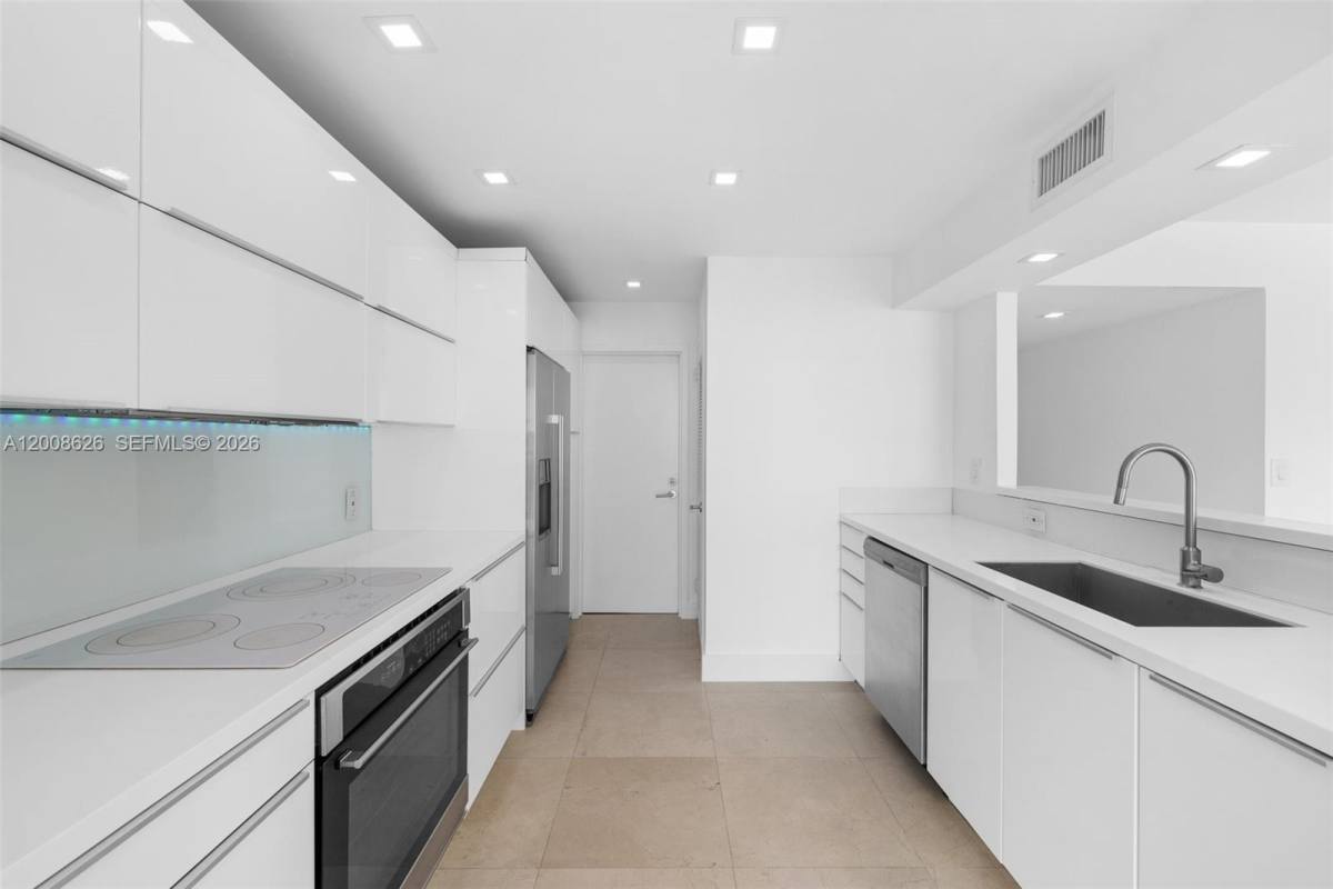 Condo for rent at 1420 Brickell Bay Dr #1001A, Miami, FL 33131