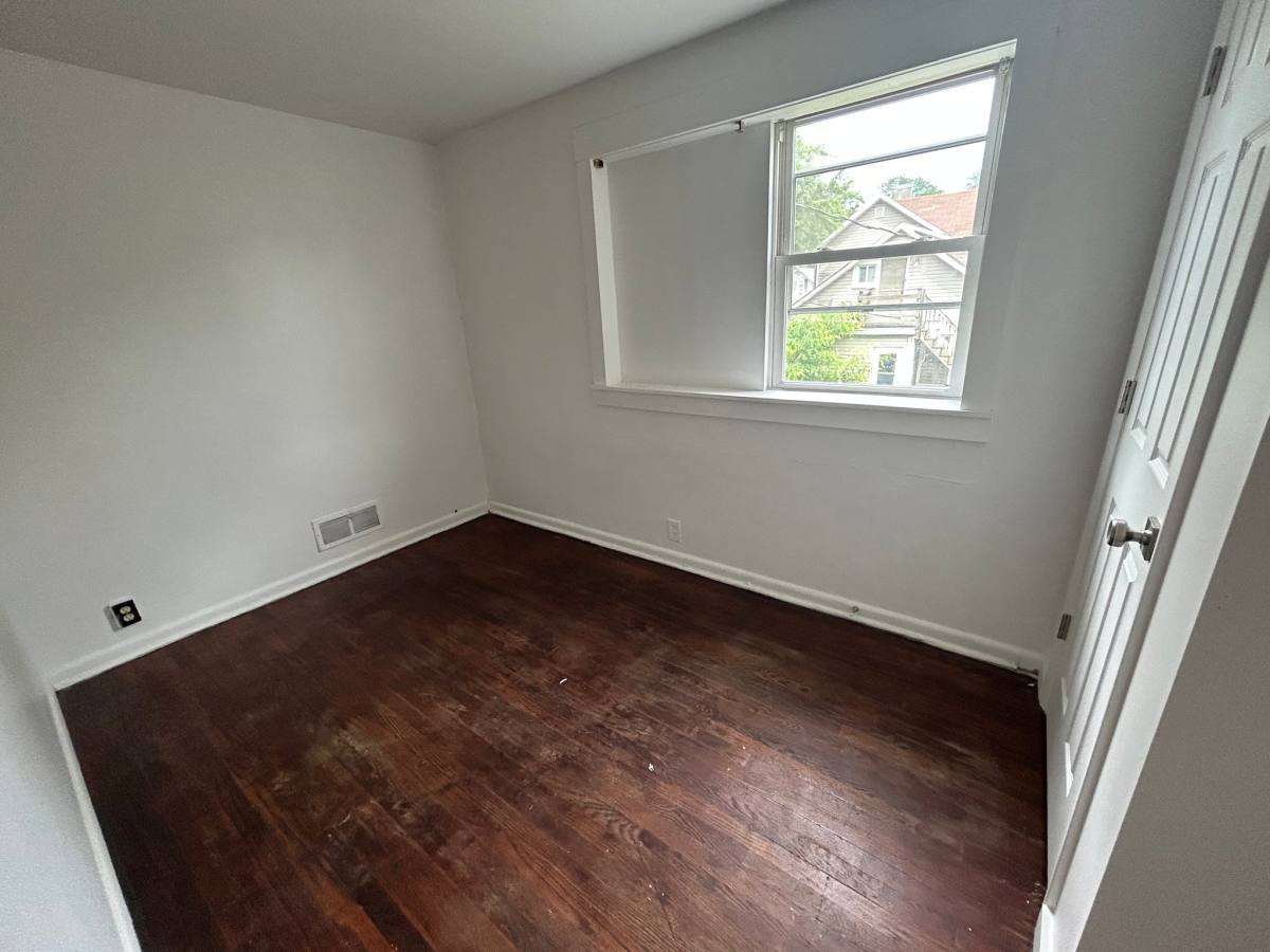 Apartment for rent at 33 Jefferson St #REAR Top, Newark, OH 43055
