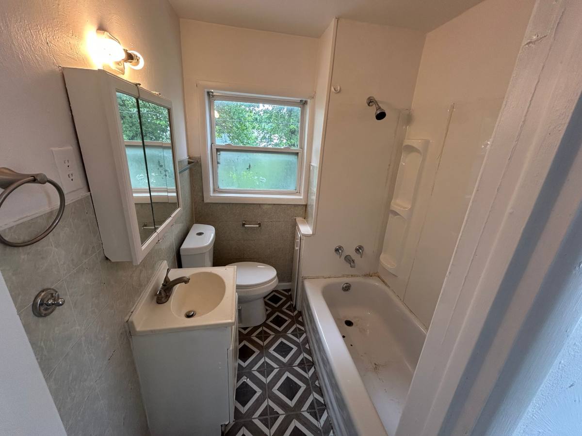 Apartment for rent at 33 Jefferson St #REAR Top, Newark, OH 43055