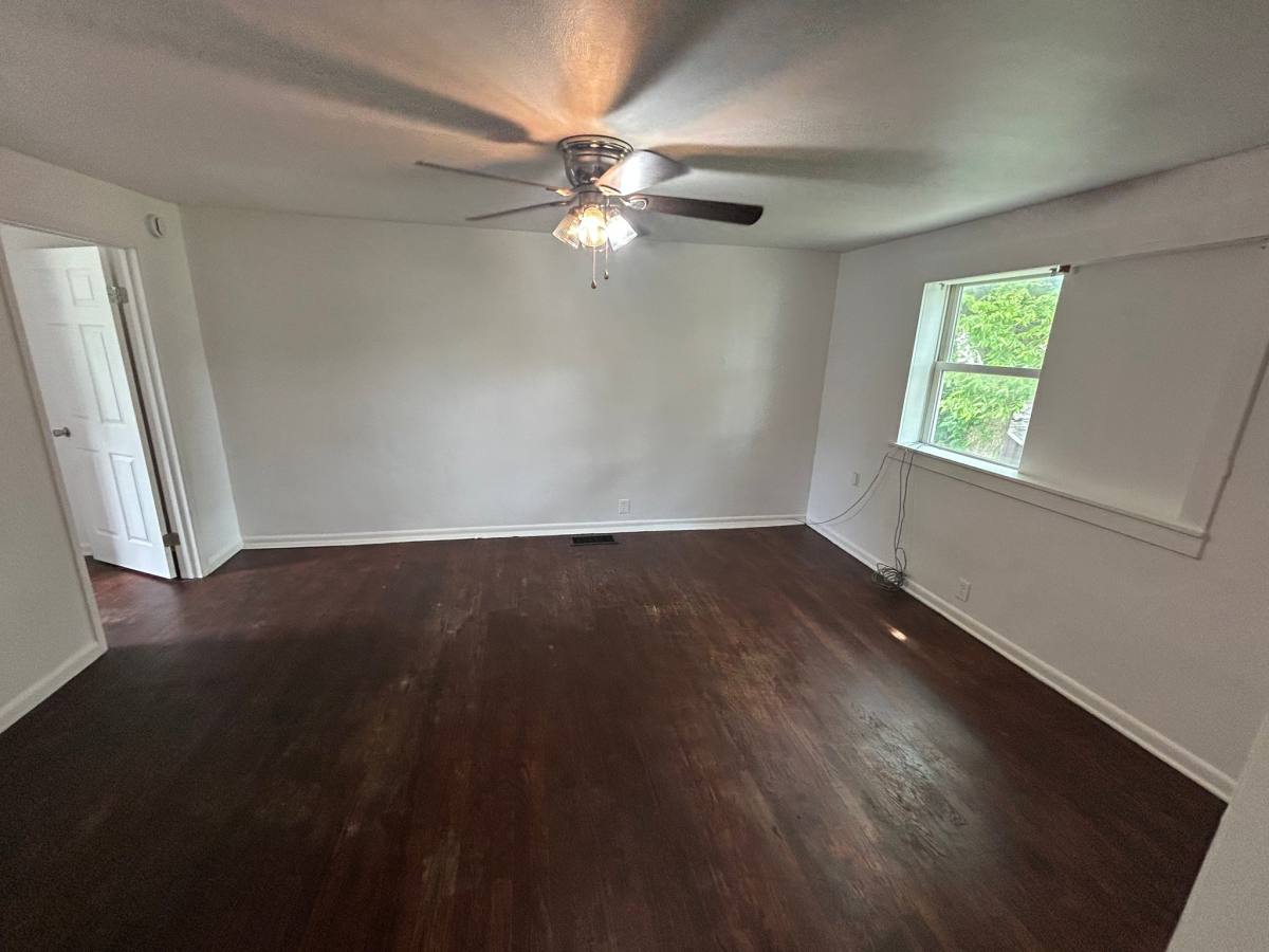 Apartment for rent at 33 Jefferson St #REAR Top, Newark, OH 43055