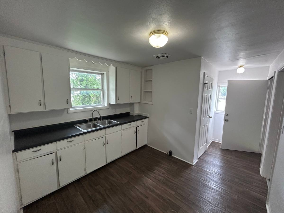 Apartment for rent at 33 Jefferson St #REAR Top, Newark, OH 43055