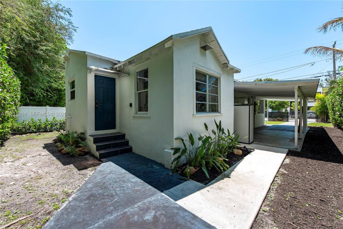 House for rent at 3655 Oak Ave, Miami, FL 33133