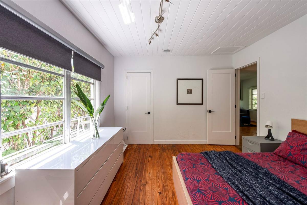 House for rent at 3655 Oak Ave, Miami, FL 33133