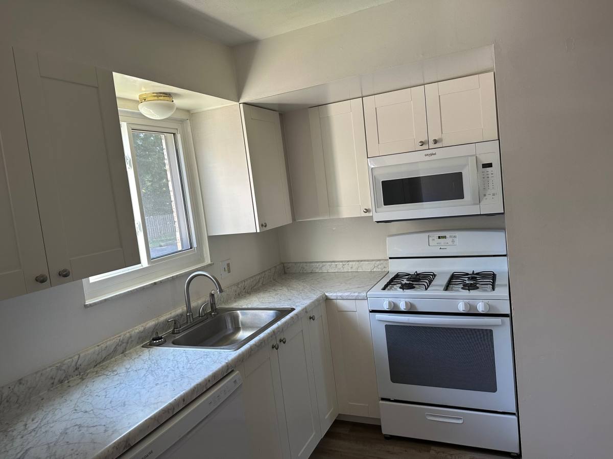 Townhouse for rent at 670 Loomis Ave, Cuyahoga Falls, OH 44223