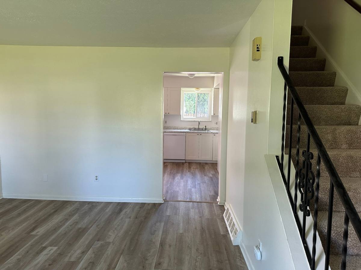 Townhouse for rent at 670 Loomis Ave, Cuyahoga Falls, OH 44223