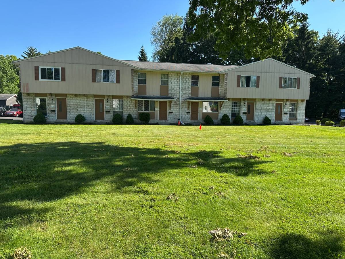 Townhouse for rent at 670 Loomis Ave, Cuyahoga Falls, OH 44223
