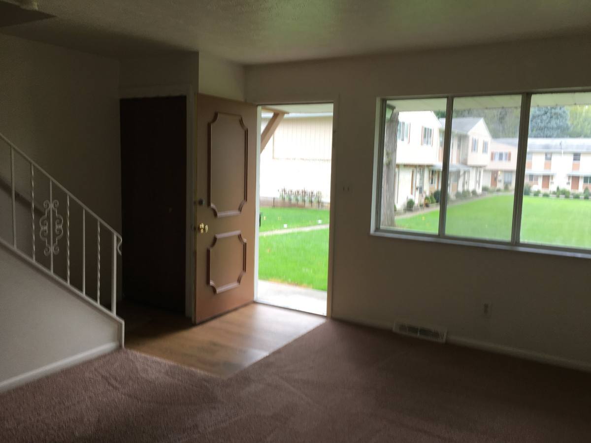 Townhouse for rent at 682 Loomis Ave, Cuyahoga Falls, OH 44223