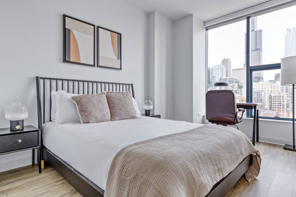 Apartment for rent at 320 S Halsted St, Chicago, IL 60661