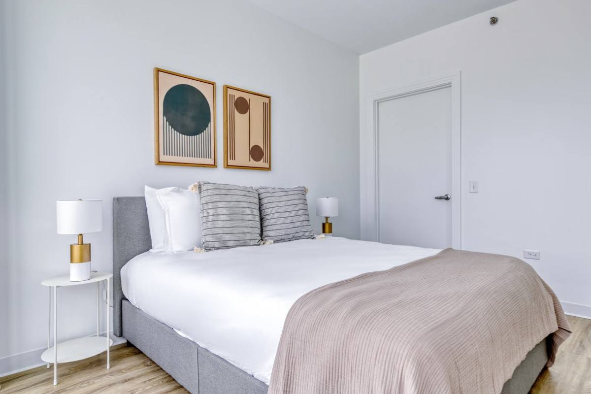 Apartment for rent at 320 S Halsted St, Chicago, IL 60661