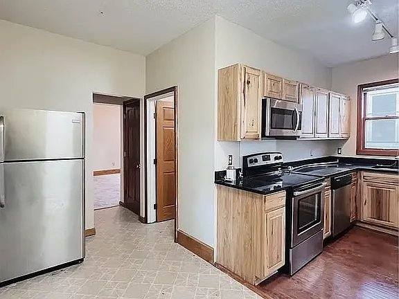 Townhouse for rent at 962 6th St E #1, Saint Paul, MN 55106