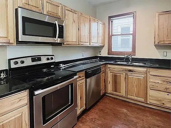 Townhouse for rent at 962 6th St E #1, Saint Paul, MN 55106