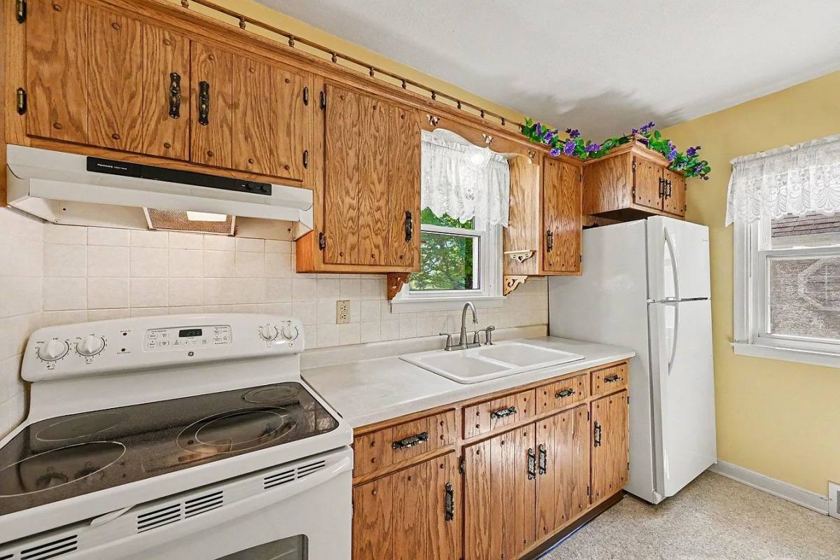 House for rent at 2233 Stewart Ave, Saint Paul, MN 55116