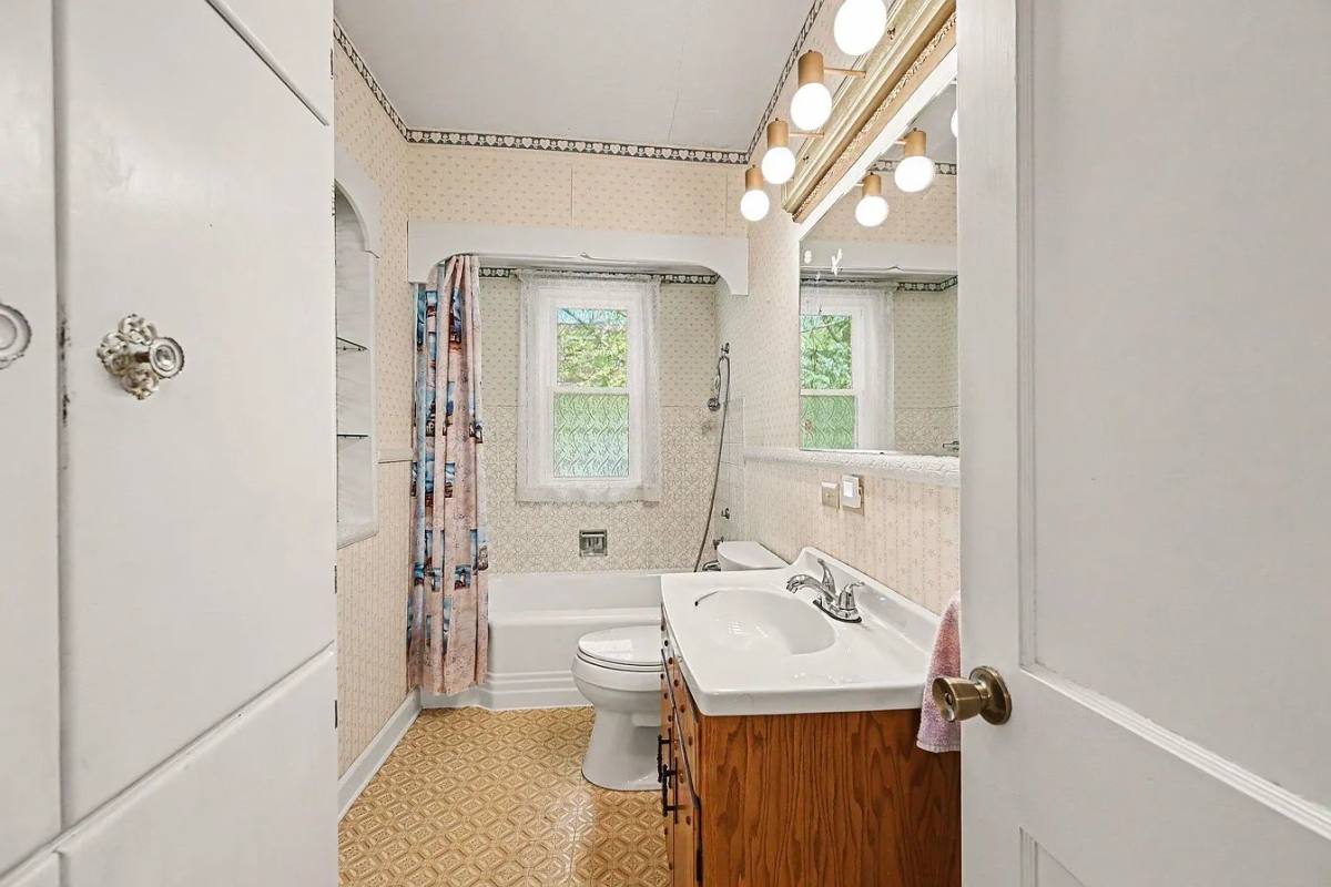 House for rent at 2233 Stewart Ave, Saint Paul, MN 55116