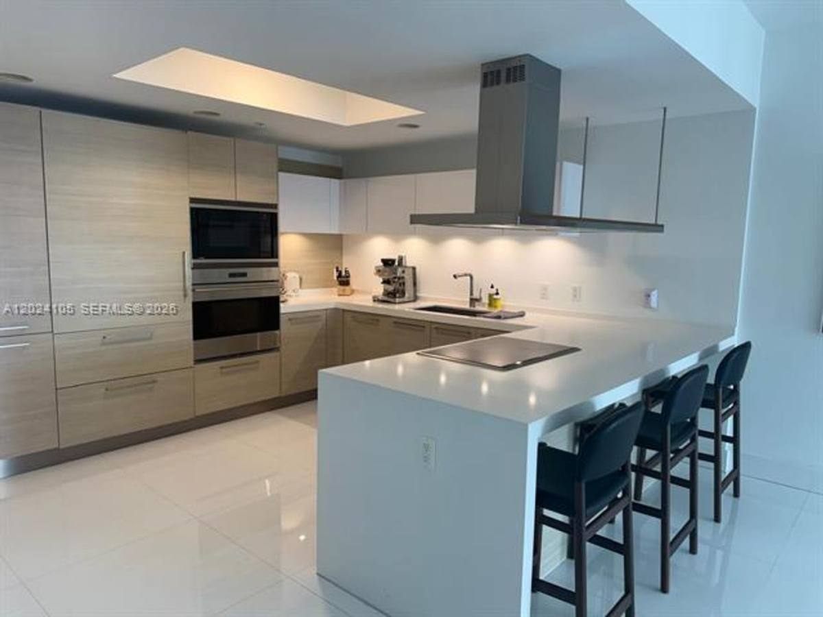 Apartment for rent at 17301 Biscayne Blvd, North Miami Beach, FL 33160