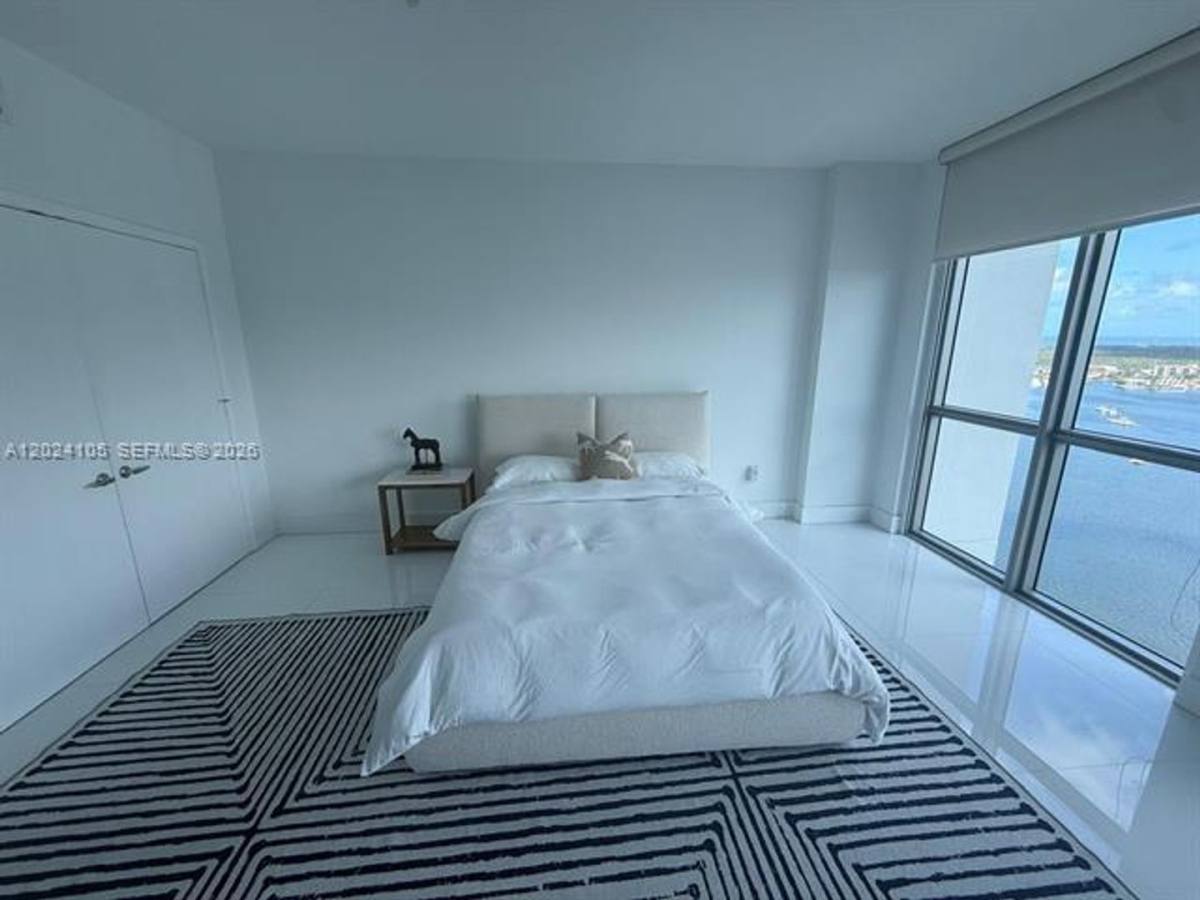 Apartment for rent at 17301 Biscayne Blvd, North Miami Beach, FL 33160