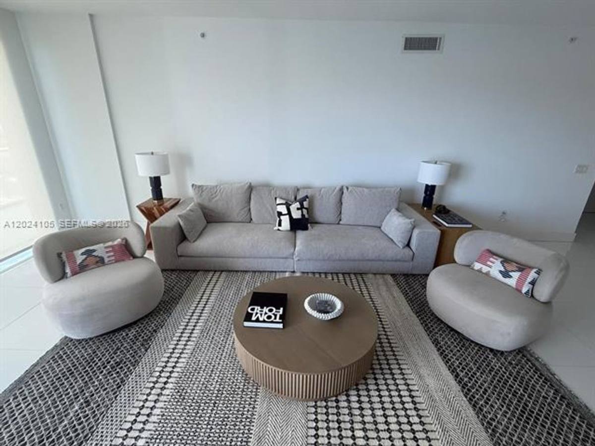 Apartment for rent at 17301 Biscayne Blvd, North Miami Beach, FL 33160