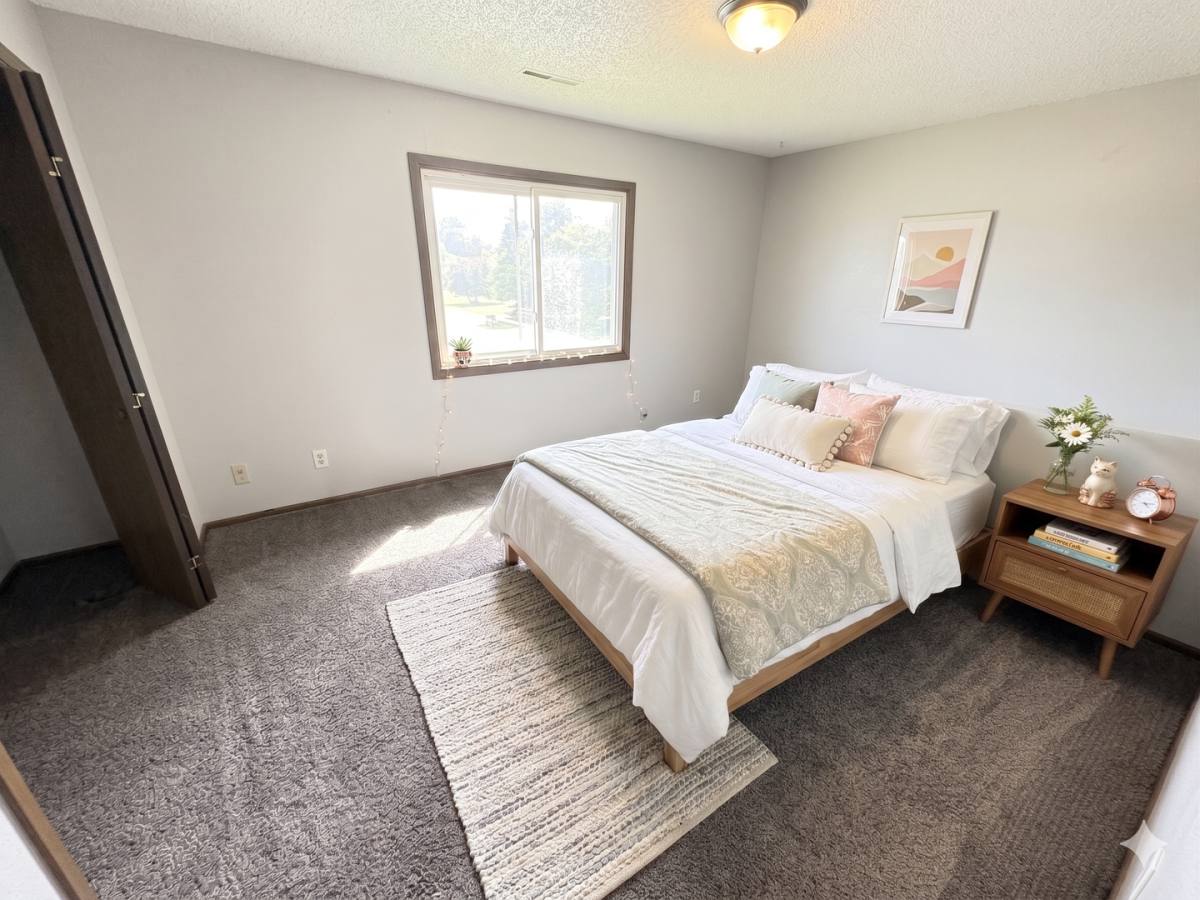 Apartment for rent at 1303 Ravenwood Rd, Waterloo, IA 50702