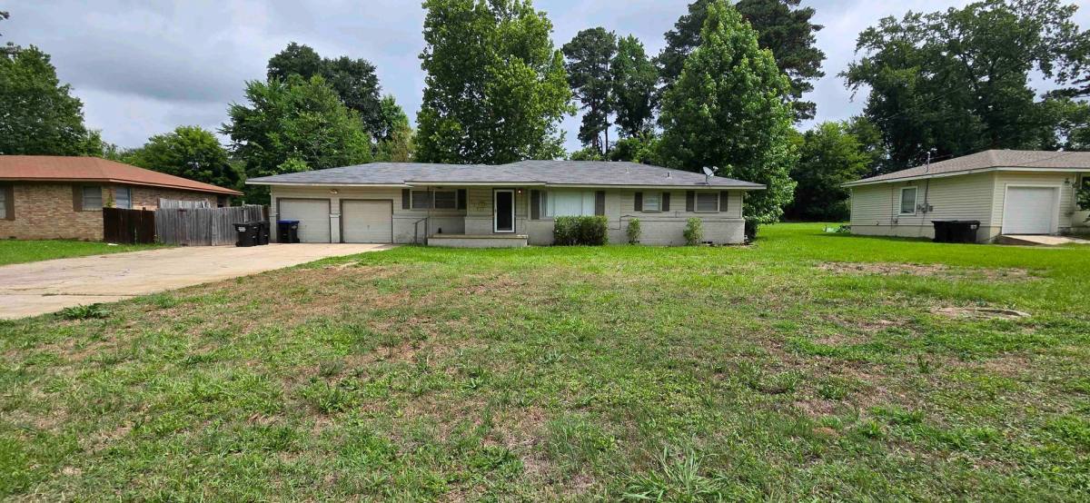 House for rent at 117 E Hoyt Dr, Longview, TX 75601
