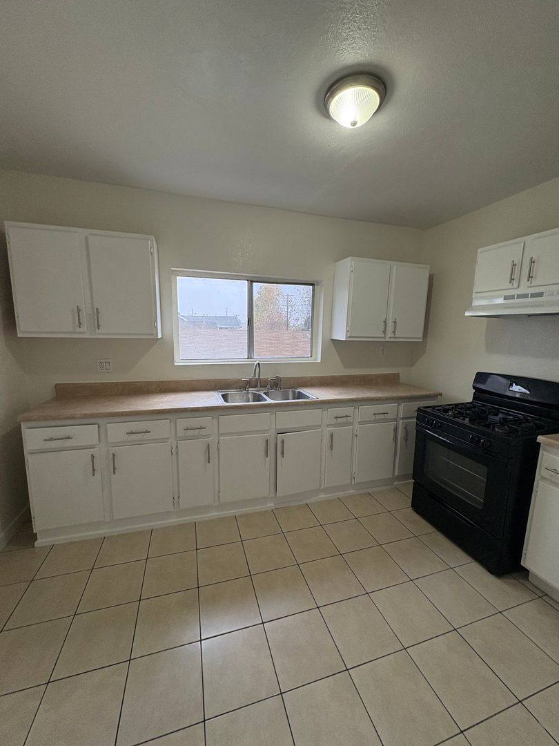 Apartment for rent at 629 W Vernon Ave, Los Angeles, CA 90037