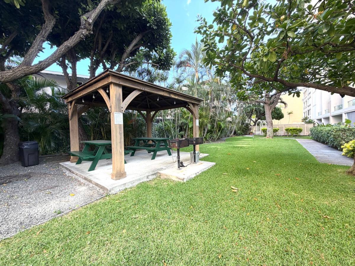 Apartment for rent at 555 University Ave, Honolulu, HI 96826