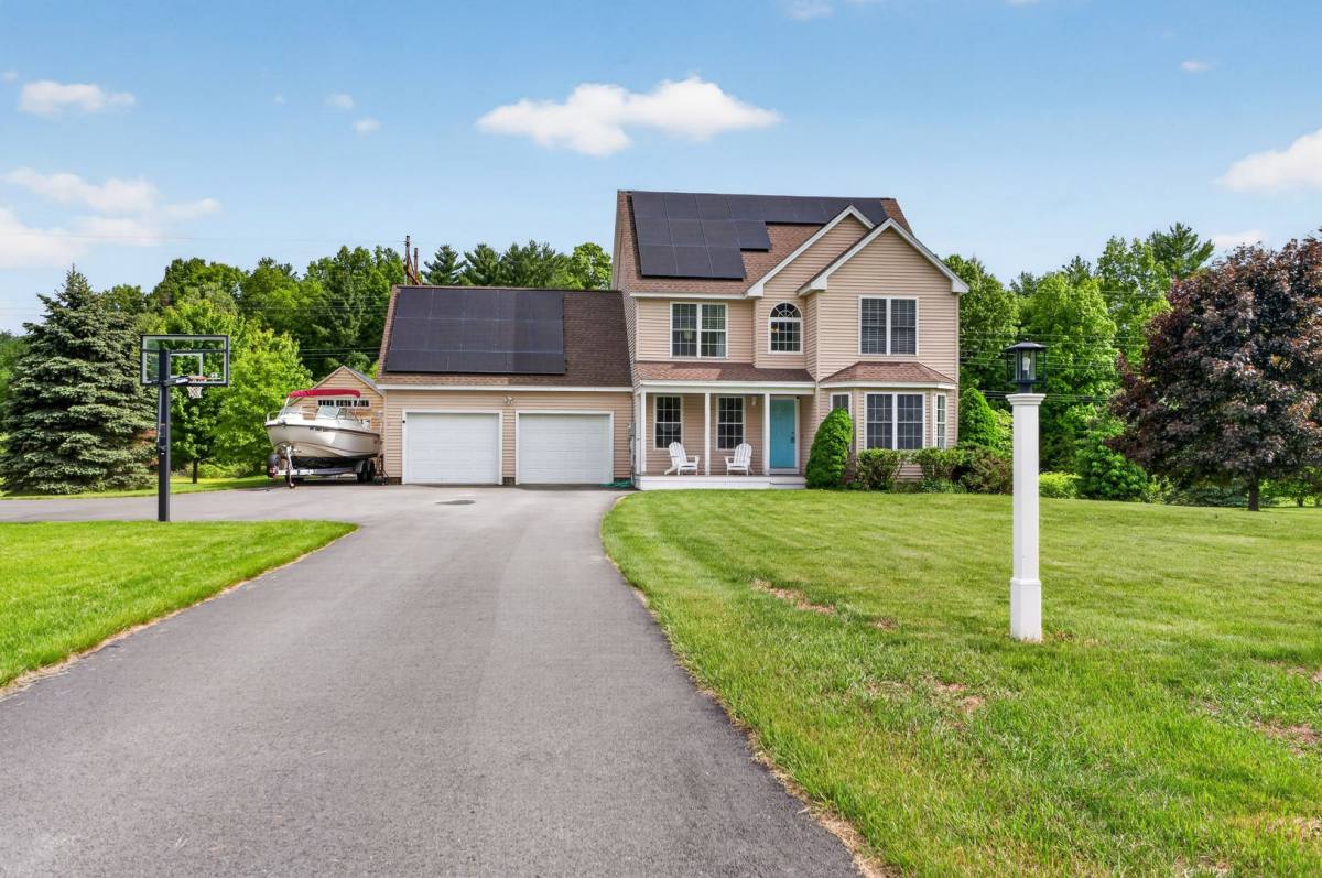 House for rent at 9 Stephen Dr, Stratham, NH 03885