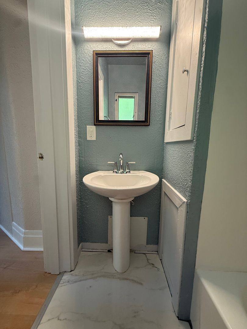 Apartment for rent at 1003 Middle Rd, Glenshaw, PA 15116