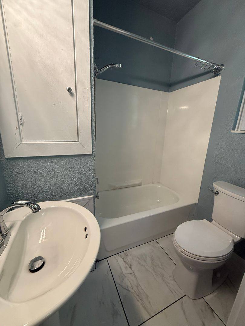 Apartment for rent at 1003 Middle Rd, Glenshaw, PA 15116