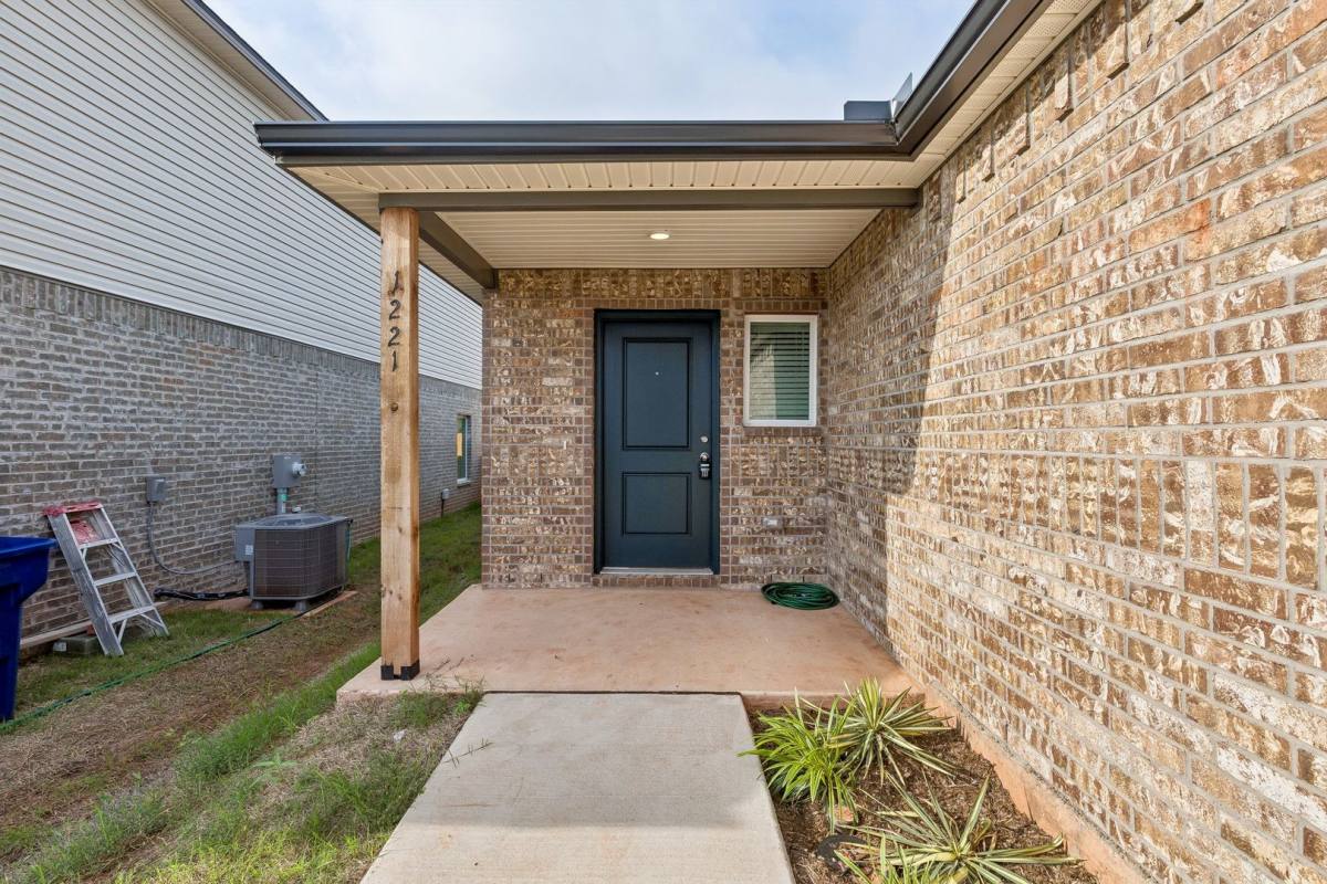 House for rent at 1221 Colt Dr, Guthrie, OK 73044