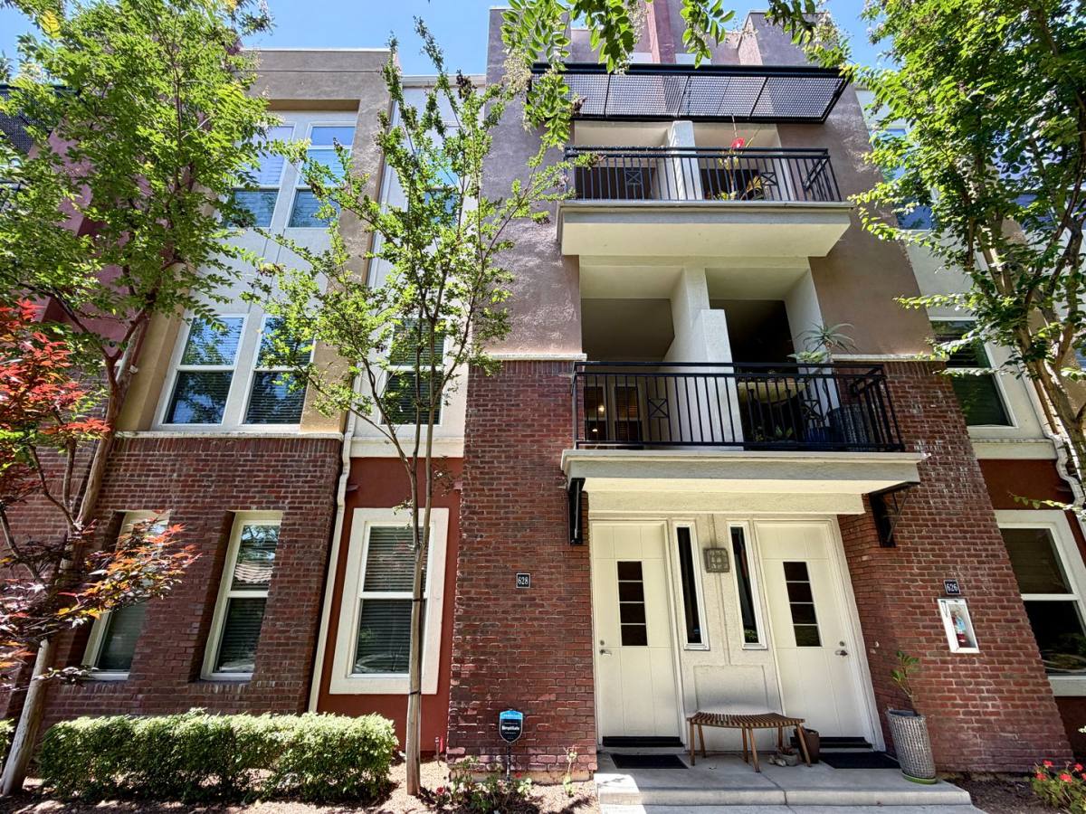 Condo for rent at 628 W 1st St, Claremont, CA 91711