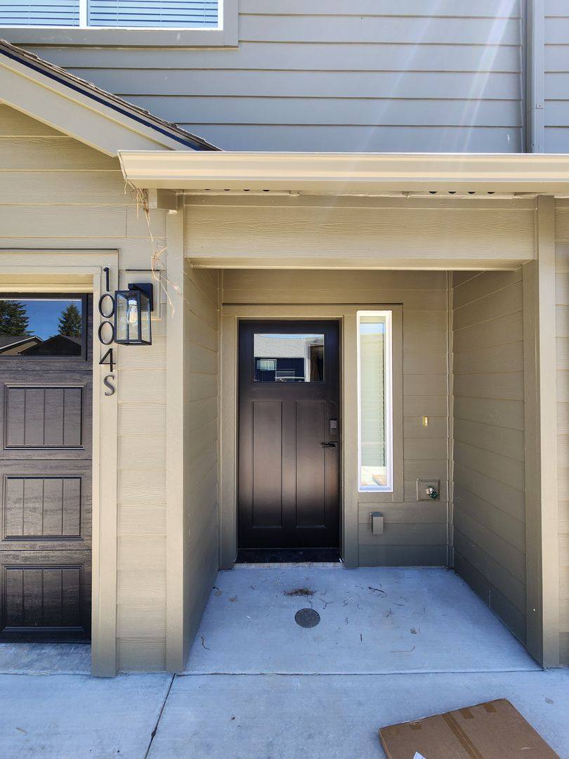 Townhouse for rent at 1004 Peach Rd, Winlock, WA 98596