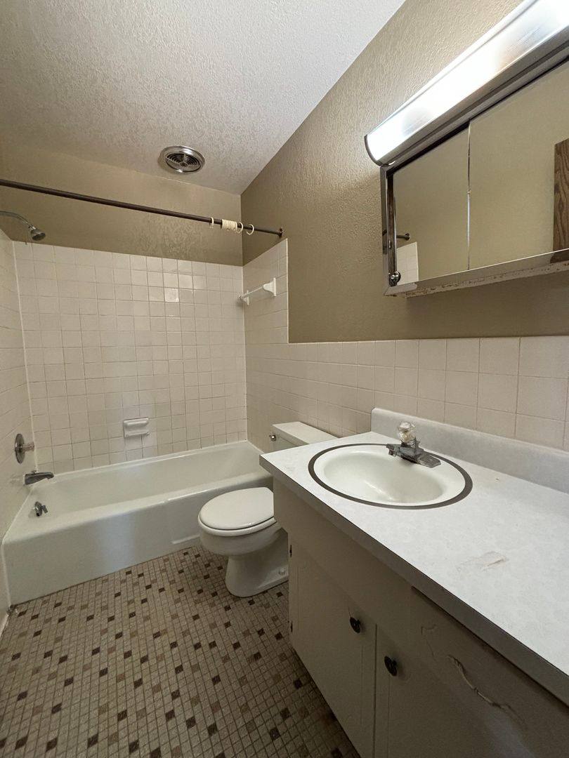 Apartment for rent at 41 Arlington Ave W, Saint Paul, MN 55117
