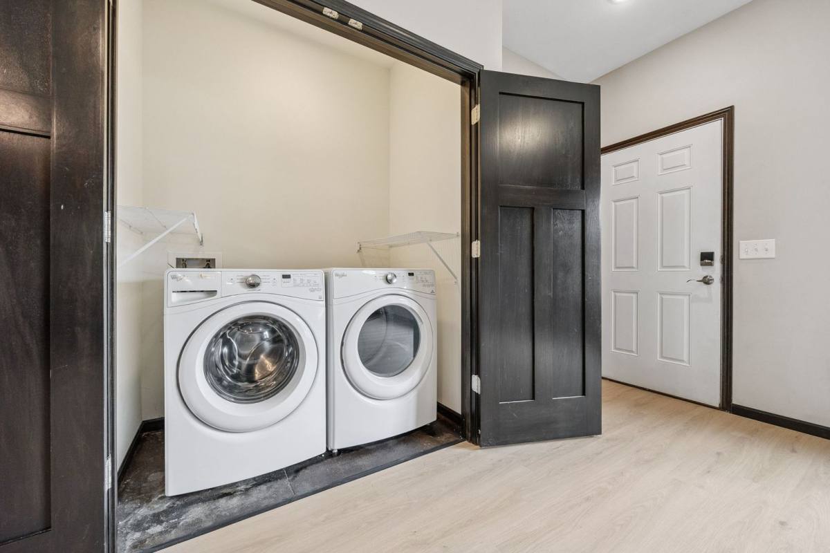 Apartment for rent at 606 2nd Ave SW, Cedar Rapids, IA 52404