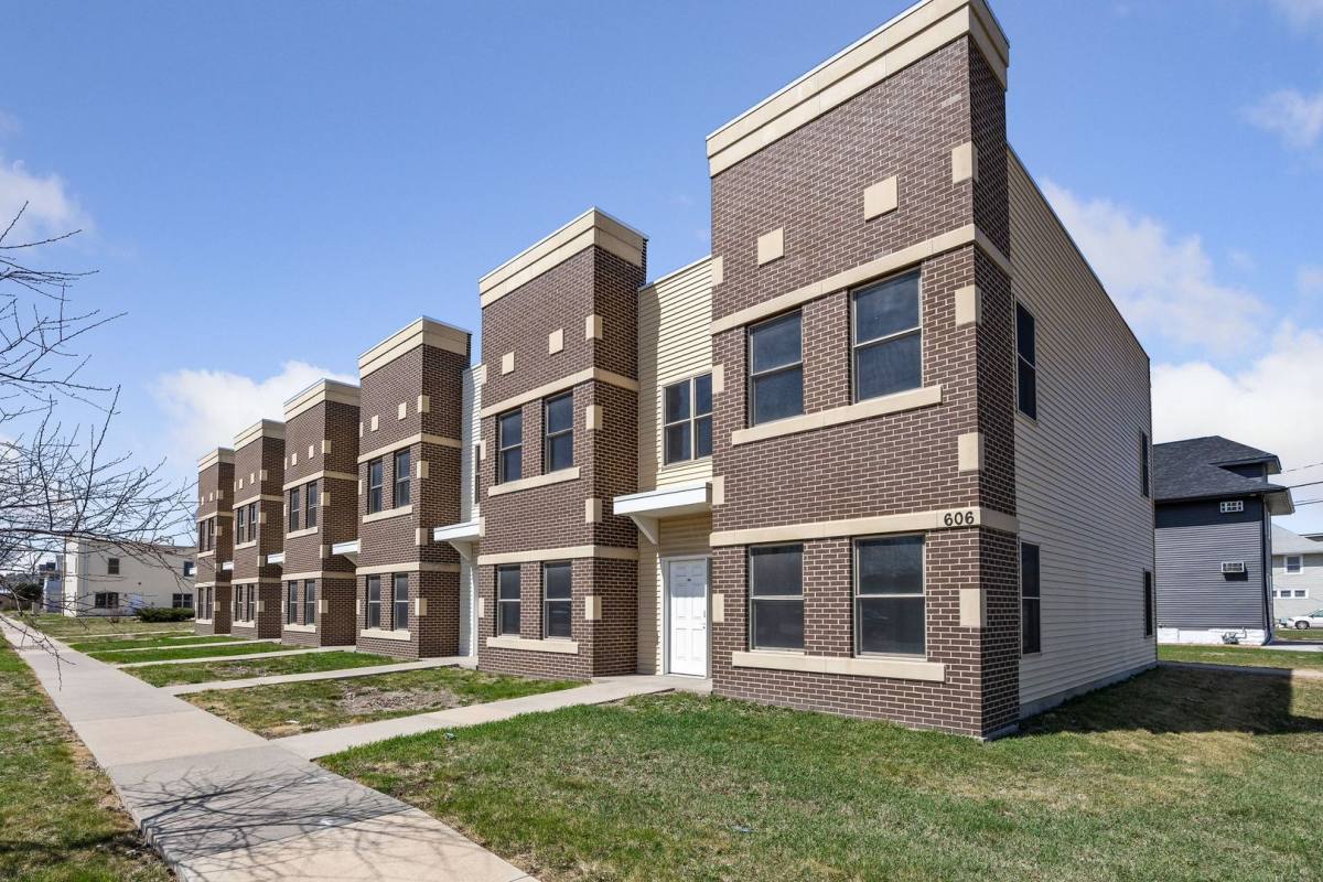 Apartment for rent at 606 2nd Ave SW, Cedar Rapids, IA 52404
