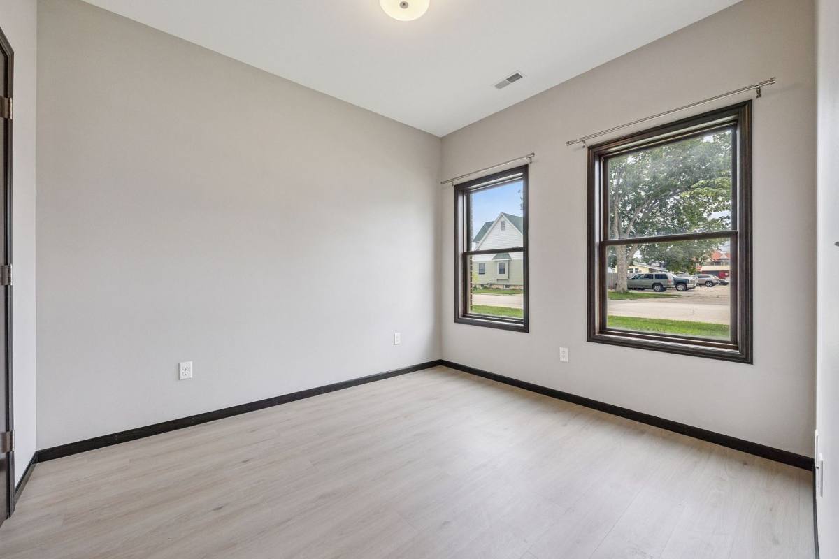 Apartment for rent at 606 2nd Ave SW, Cedar Rapids, IA 52404