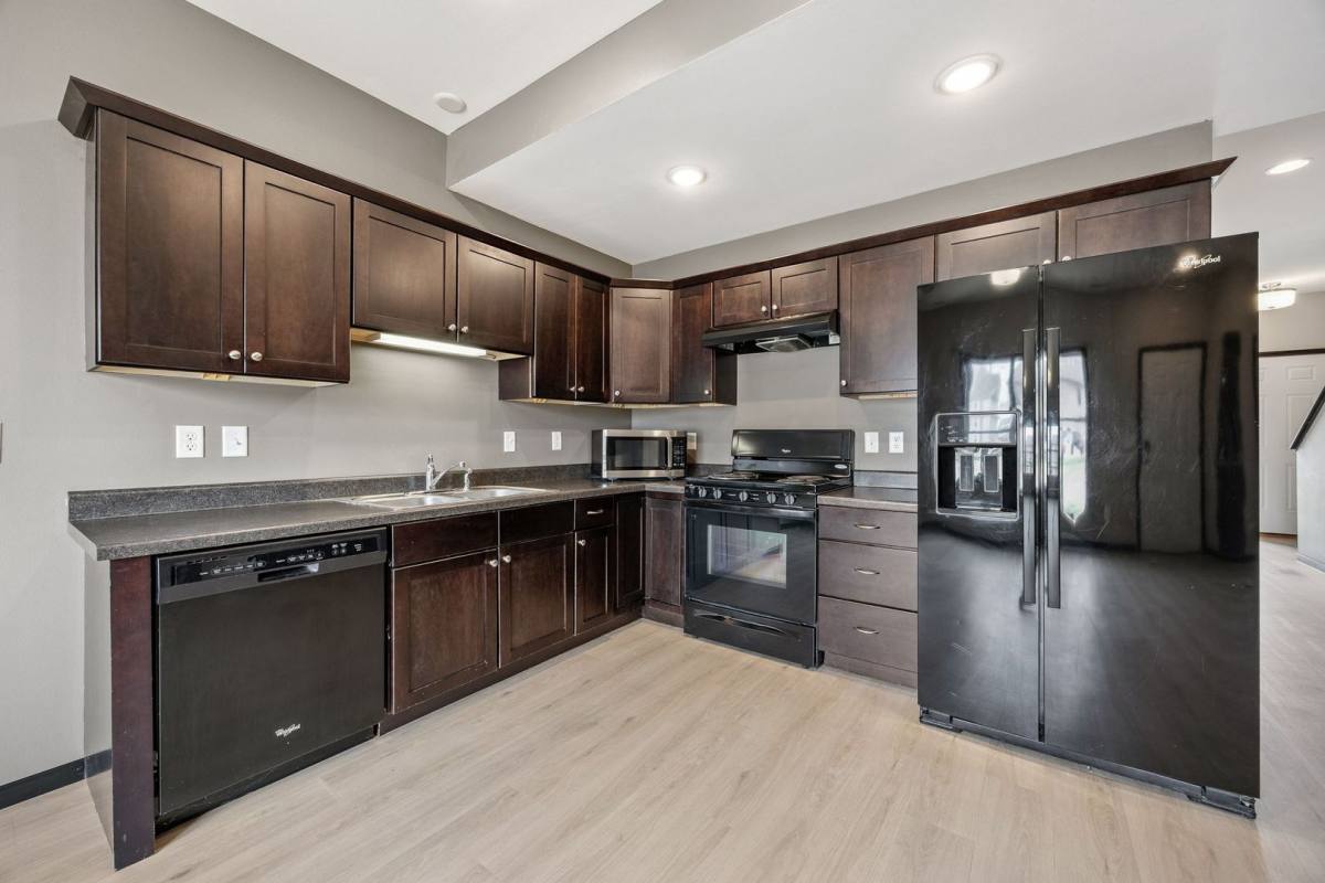 Apartment for rent at 606 2nd Ave SW, Cedar Rapids, IA 52404