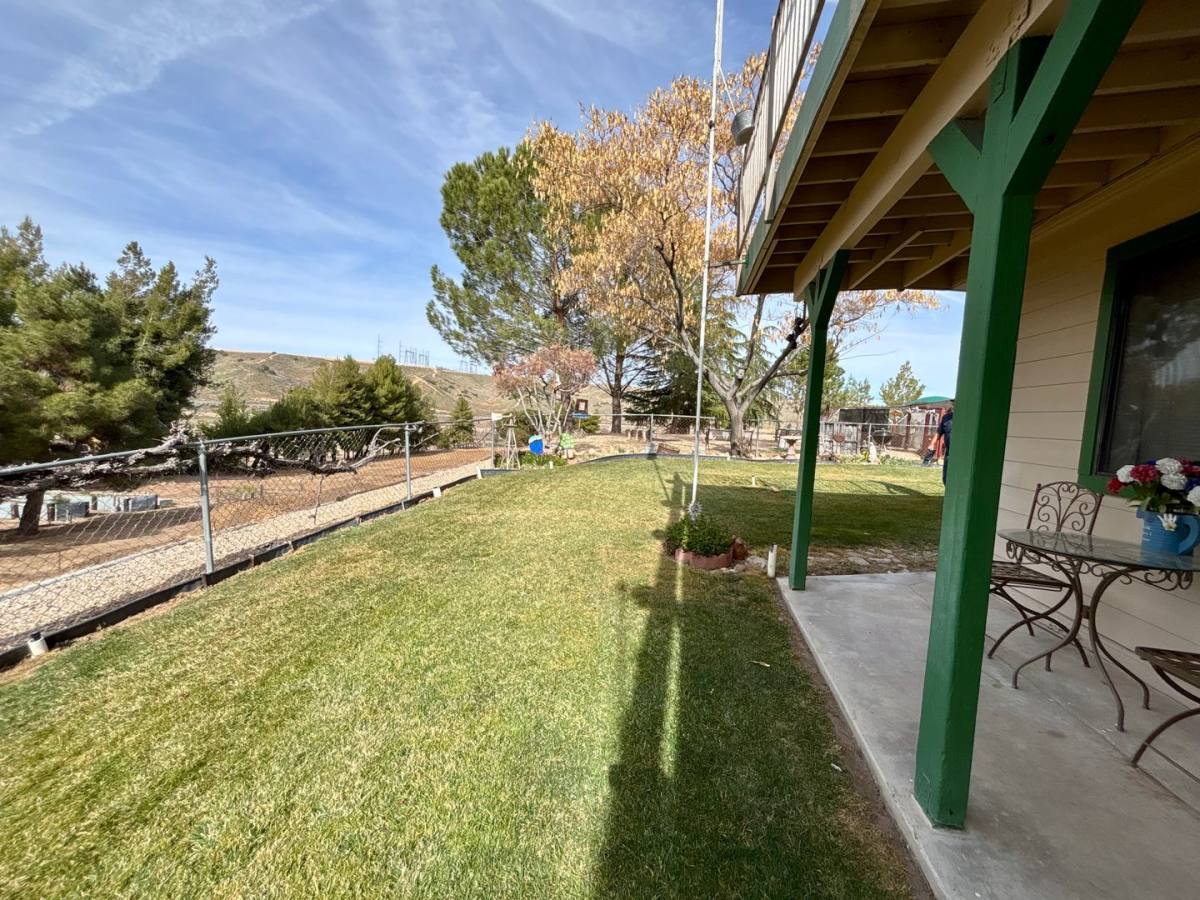 House for rent at 13633 Summit Valley Rd, Hesperia, CA 92345