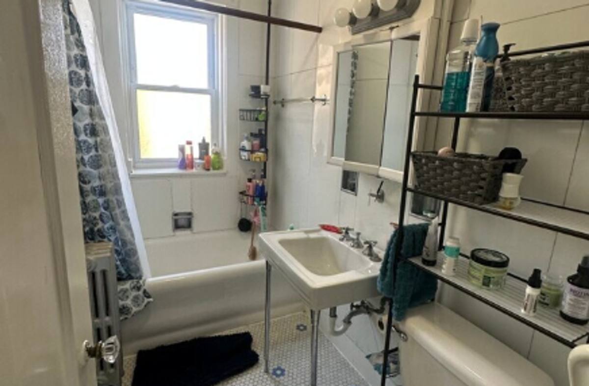 Apartment for rent at 2416-2418 W N Shore Ave, Chicago, IL 60645