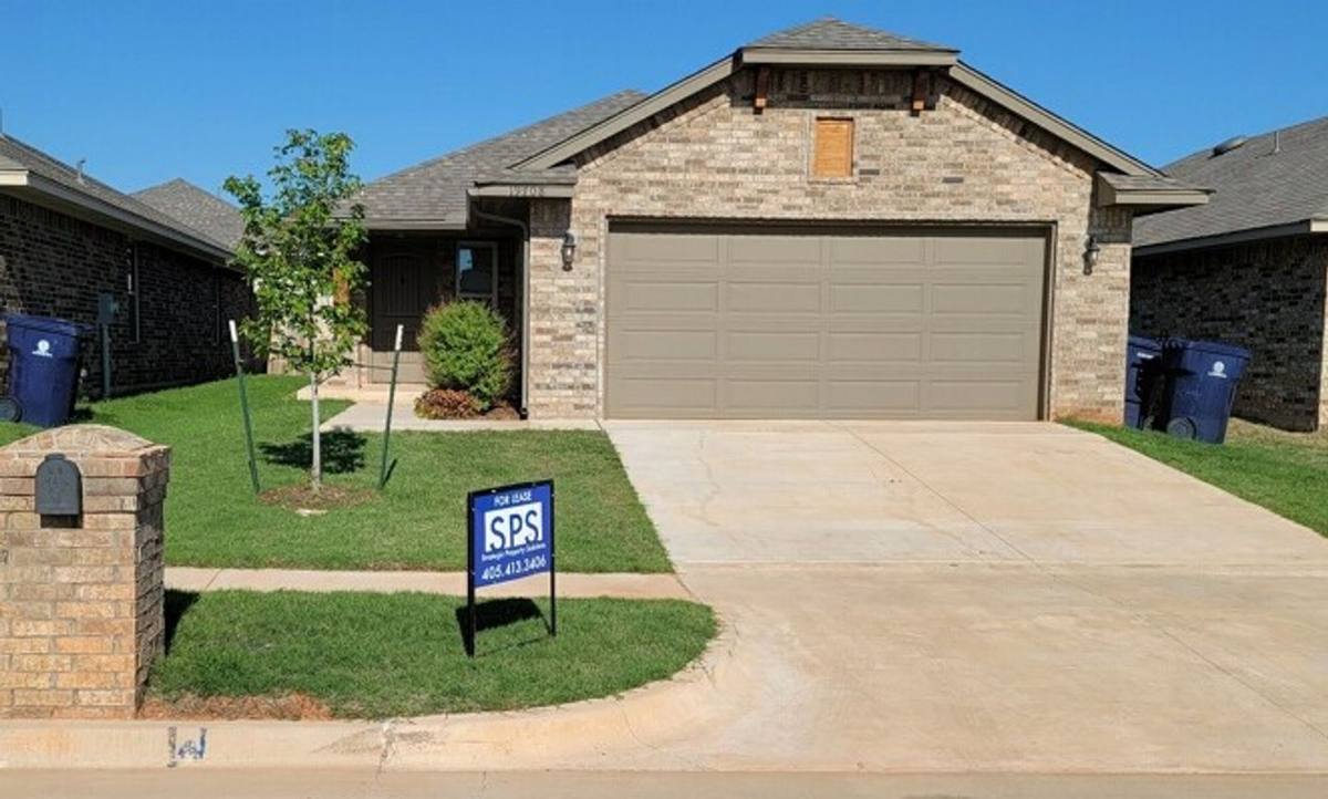 House for rent at 19708 Barrister Circle, Edmond, OK 73012