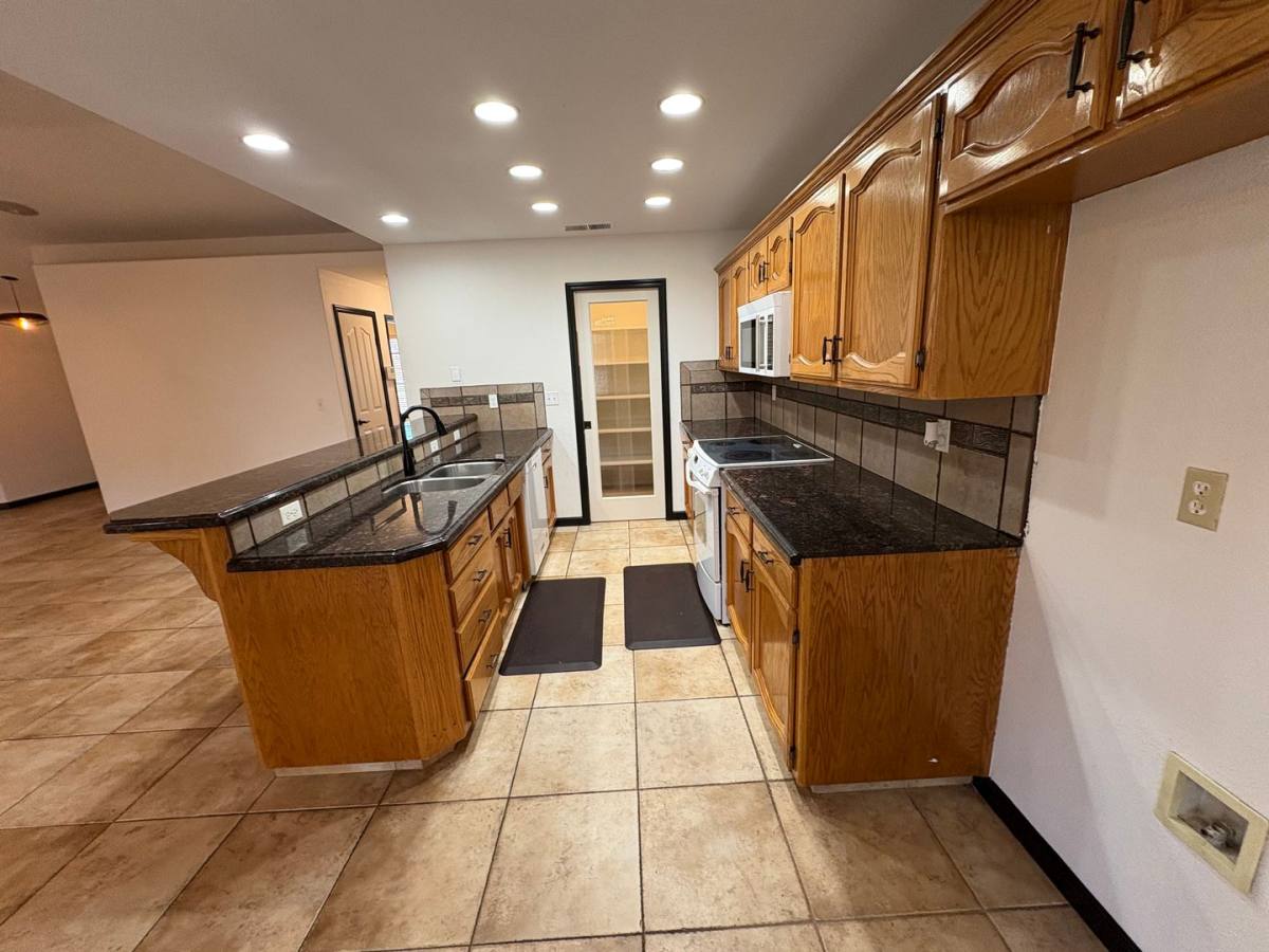 House for rent at 1031 N Crenshaw St, Visalia, CA 93291