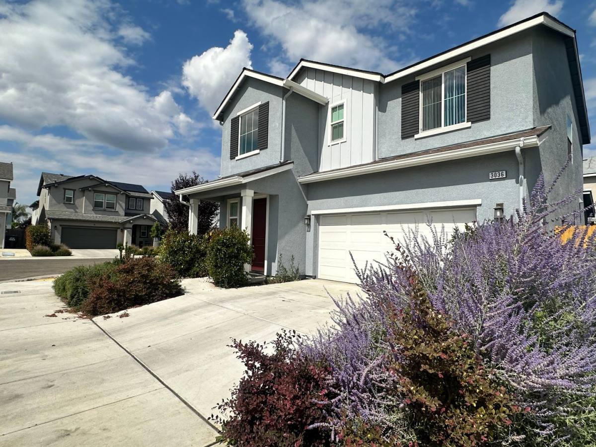 House for rent at 3036 N Parkside St, Visalia, CA 93291