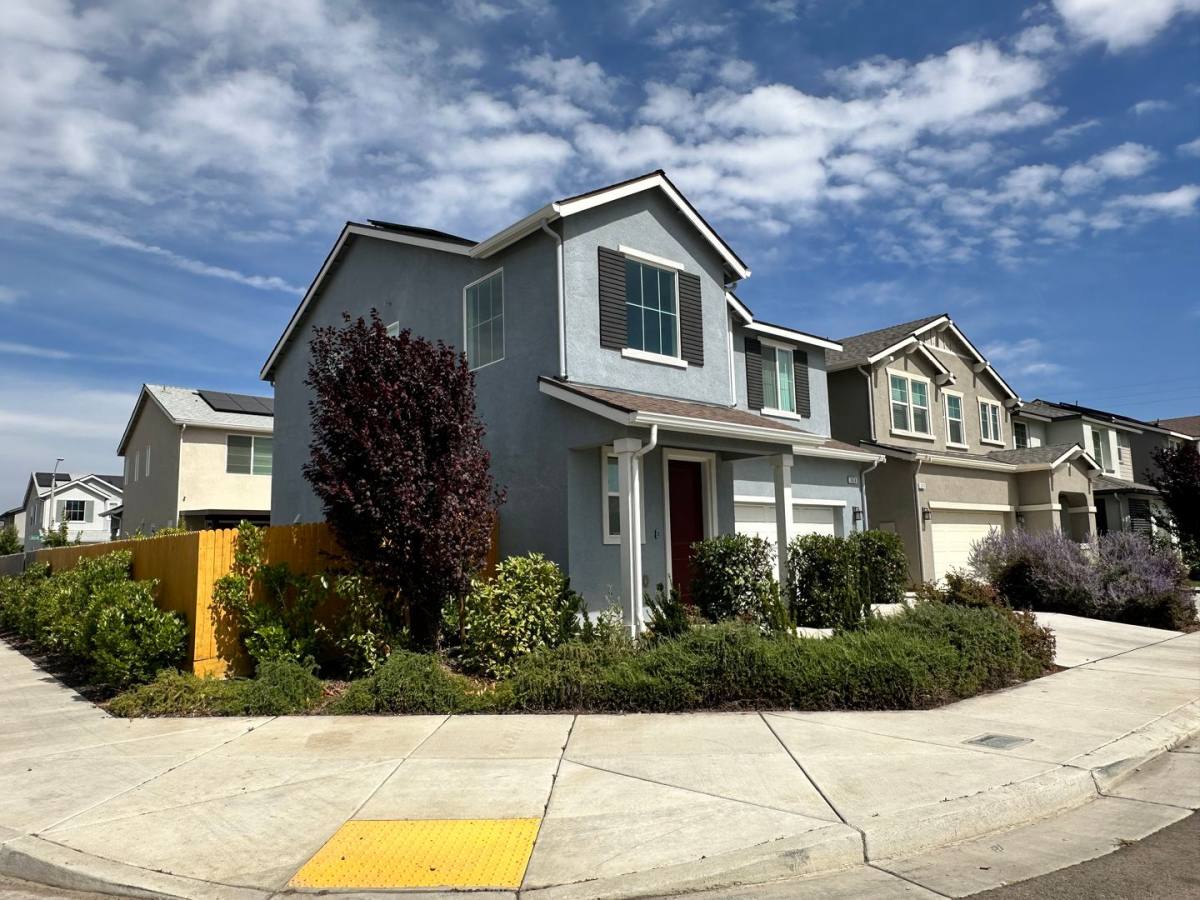 House for rent at 3036 N Parkside St, Visalia, CA 93291