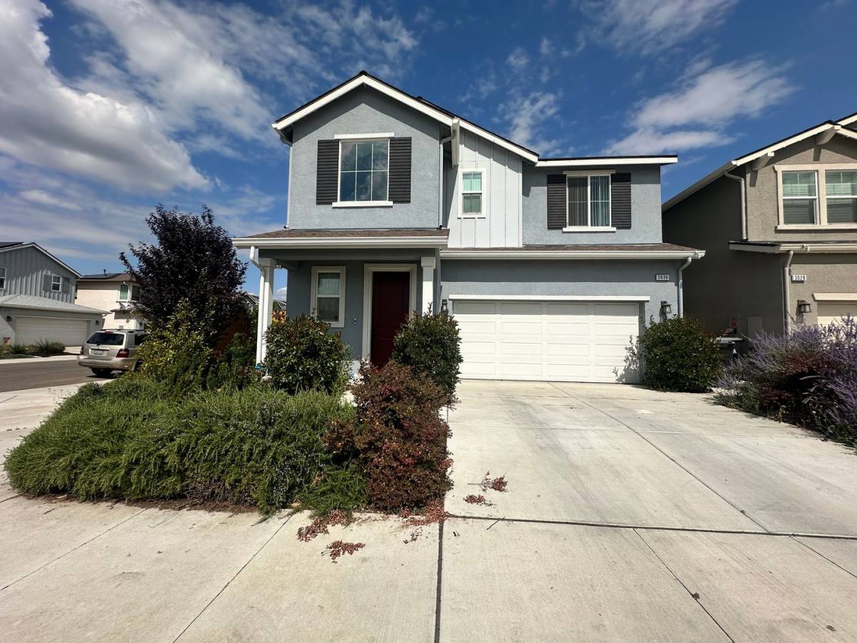 House for rent at 3036 N Parkside St, Visalia, CA 93291