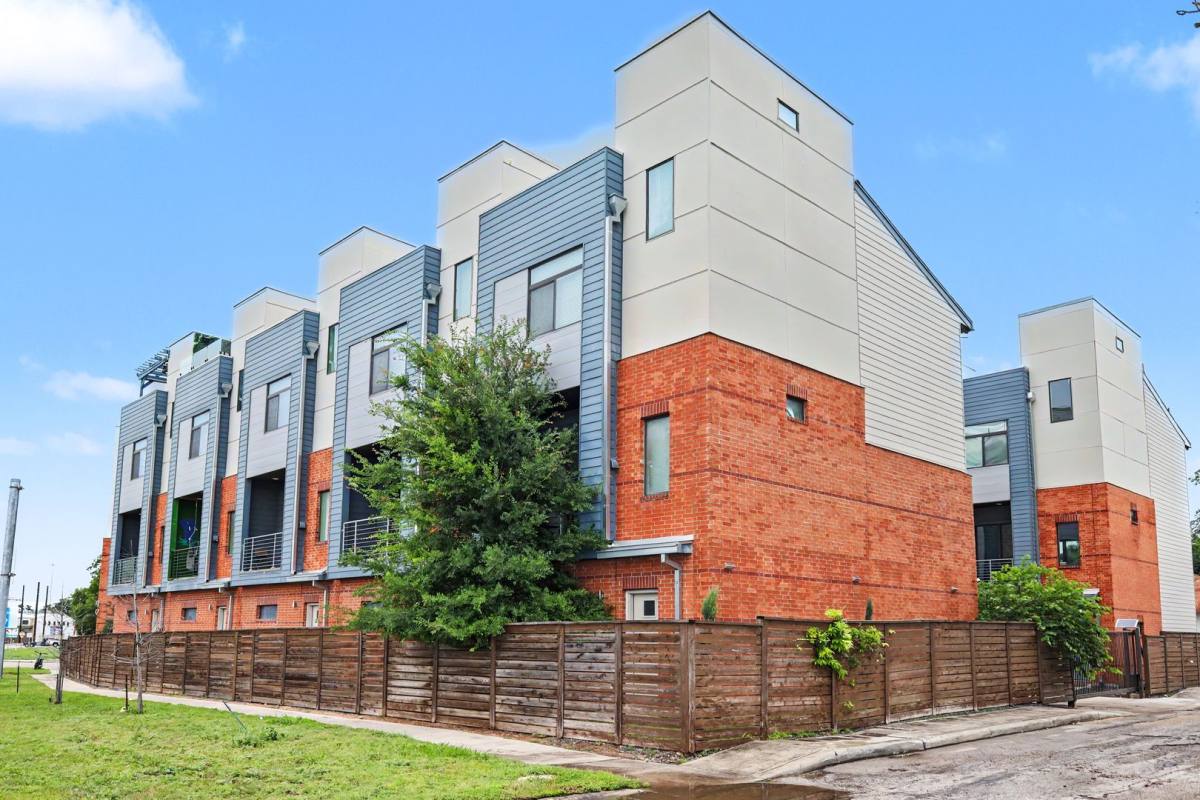 Townhouse for rent at 1606 N Hackberry, San Antonio, TX 78208