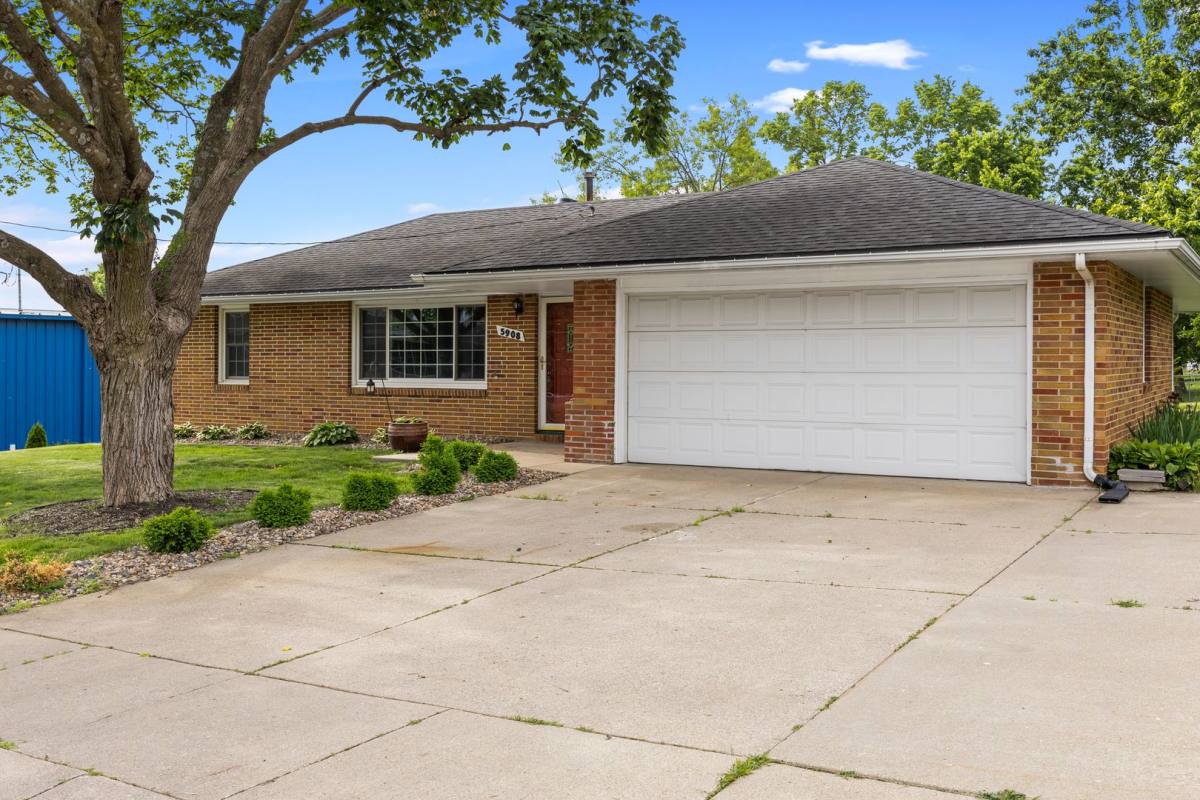 House for rent at 5908 Meredith Dr, Urbandale, IA 50322