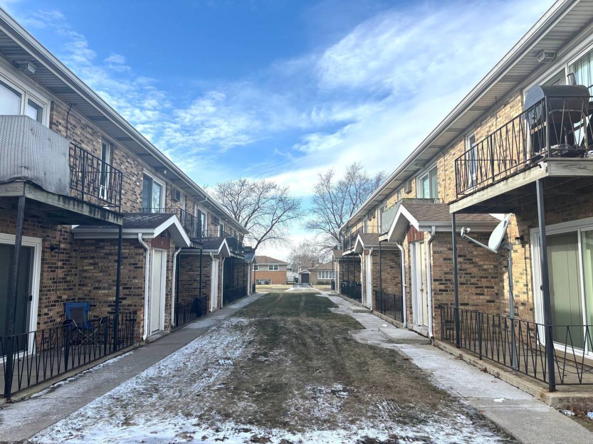 Apartment for rent at 7712-24 S Harlem, Bridgeview, IL 60455