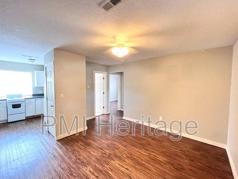 Apartment for rent at 103 W Martin Luther King Jr Blvd #6, Fayetteville, AR 72701